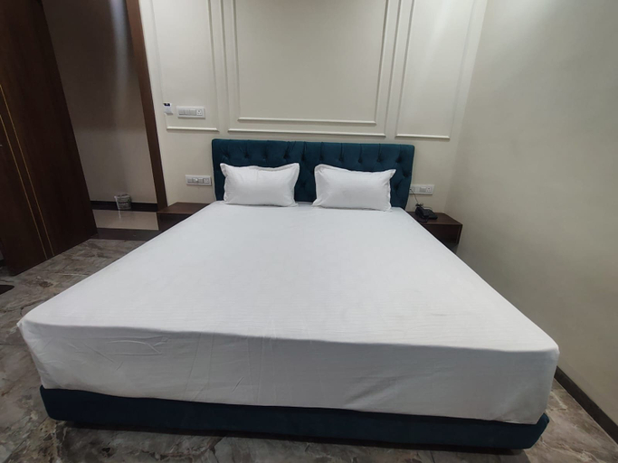 Room 5, Hotel Mahamrityunjay, Ujjain