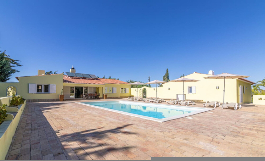 Room 4, Villa Dean Private Pool Family Golf Escape, Lagos