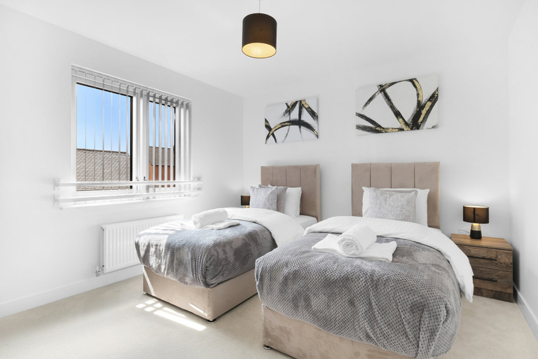Room 2, Grand 6 Bed Group House in Garden, Central Bedfordshire
