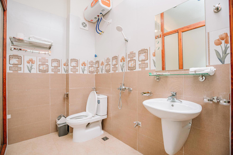 Bathroom, La Teisu Airport Hotel, Sóc Sơn