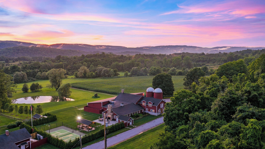 Primary image, The Bear Barn by Avantstay 150-acre Historic 1860 Barn Fire Pit + Mountain Views, Dutchess