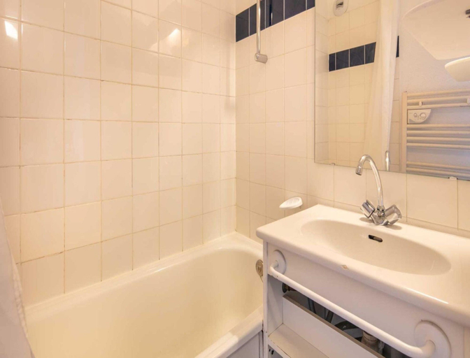 Bathroom, Alpine Ski Apartment in Tignes for 4, Savoie