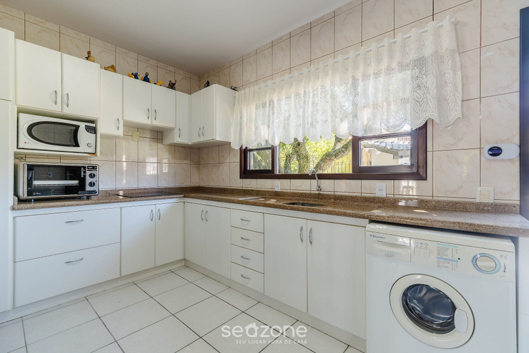 Private kitchen, 3BR Home w/ BBQ 140m From the Beach Rae0126, Bombinhas