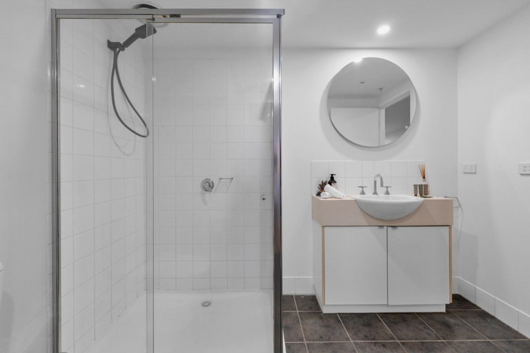Bathroom 4, Bright 1-bed Apartment Near Royal Botanic Gardens, Melbourne