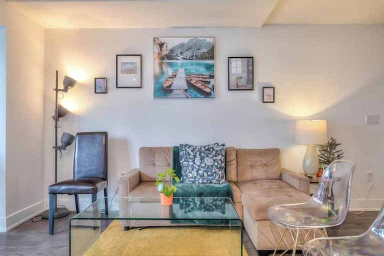 Living area 5, Chic Suites in Downtown Toronto, Toronto