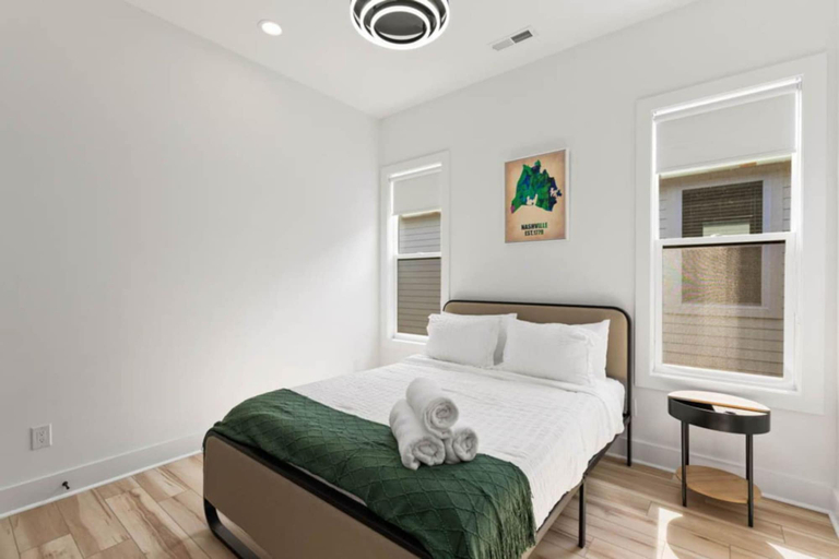 Room 3, 6 Minutes to Broadway Hottub 2 Decks Parking, Davidson