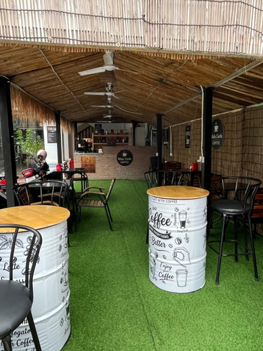 Outdoor dining 2, White Castle, Siem Reap
