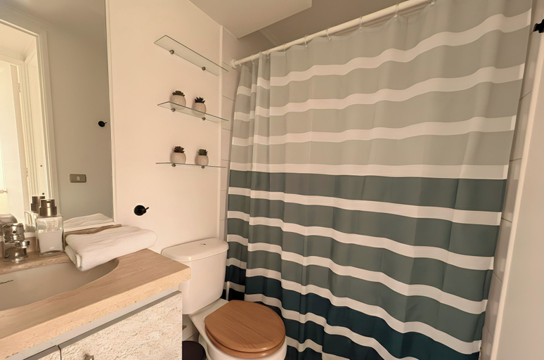 Bathroom, Torre San Isidro by Domus Travels, Cordillera