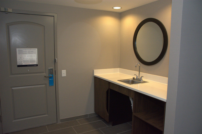 Bathroom 4, Hampton Inn Cambridge, Guernsey