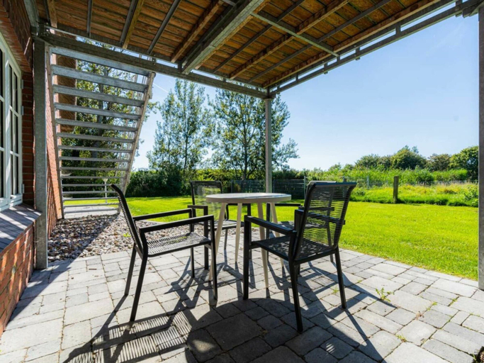 Outdoor dining, Holiday Apartment 3 "norderoog", Nordfriesland