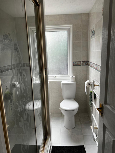Bathroom 4, Spacious 4 Bedroom House Parking Wifi, Bridgend