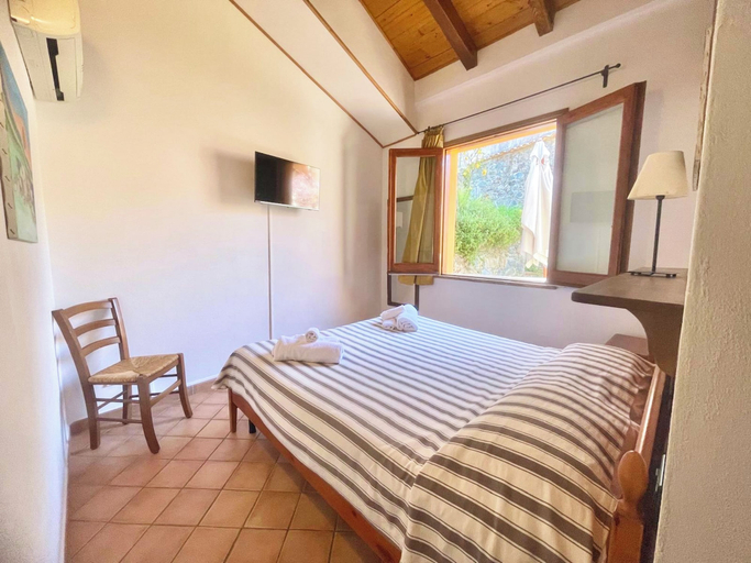 Room 4, Farmhouse with panoramic swimming pool in Gioiosa Marea, Messina