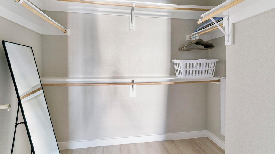 Room 3, Landing Amazing 1bd, Game Room, Gym, Fort Bend