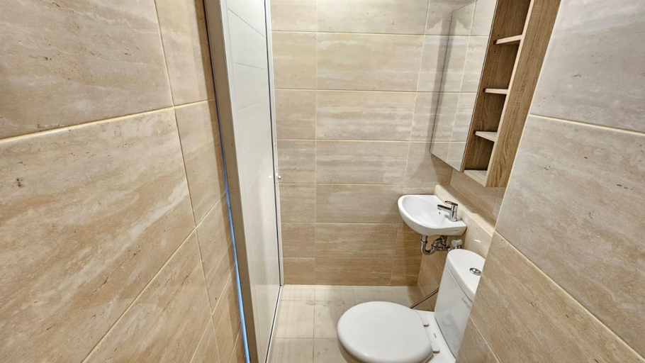 Bathroom, Apartement Springwood By LiviRooms Tangerang, Tangerang