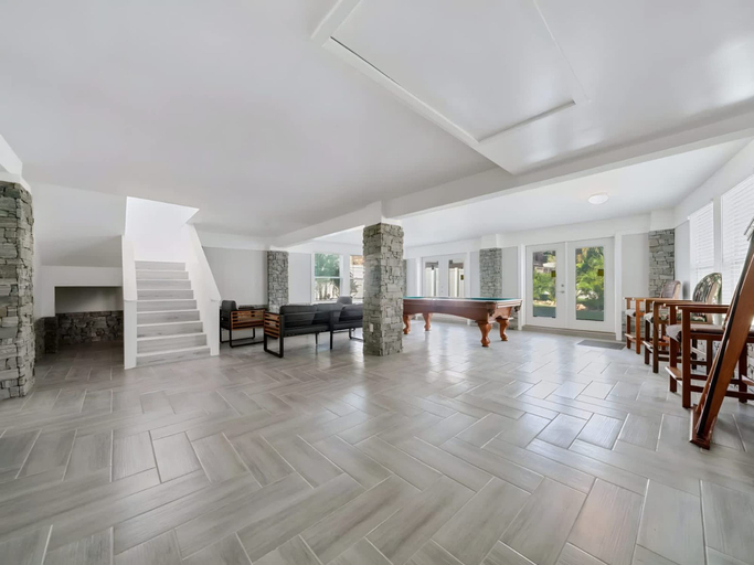 Room 5, Two-story 3BR With Pool Table and Private Yard, Pinellas