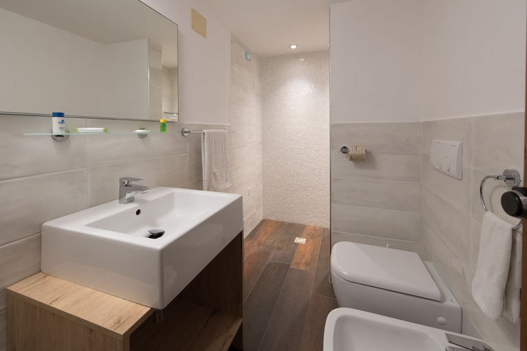 Bathroom 5, Club del Sole Desenzano Boutique Resort, Brescia