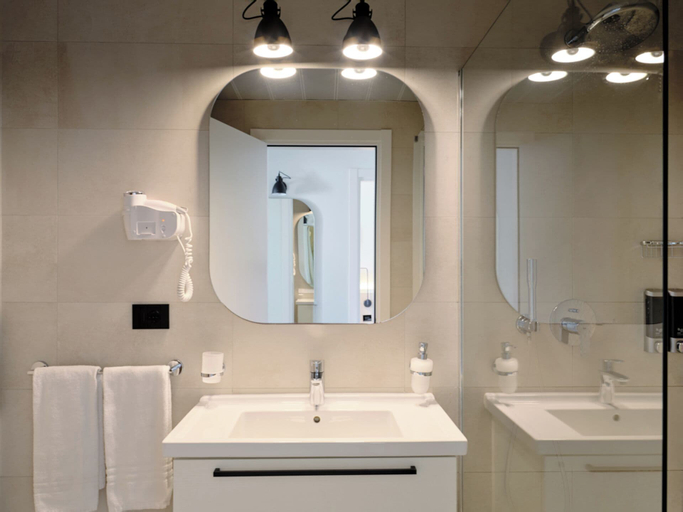 Bathroom 5, Mangia's Himera Resort, Palermo