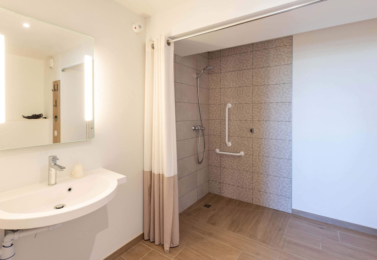 Bathroom 3, B&B Hotel Rennes Parc Expo Aéroport, Ille-et-Vilaine