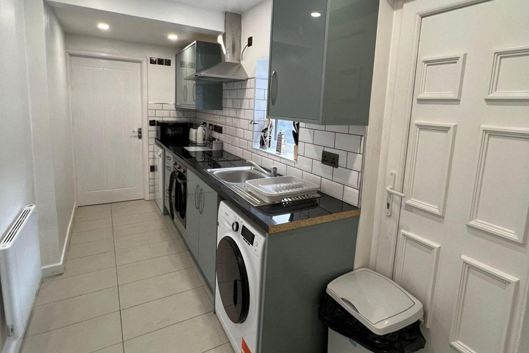 Private kitchen 5, Florence House Sleeps 13 - Free Parking & Garden, Sandwell