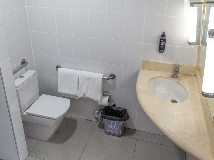 Bathroom 5, ibis Juarez Consulado, Juárez