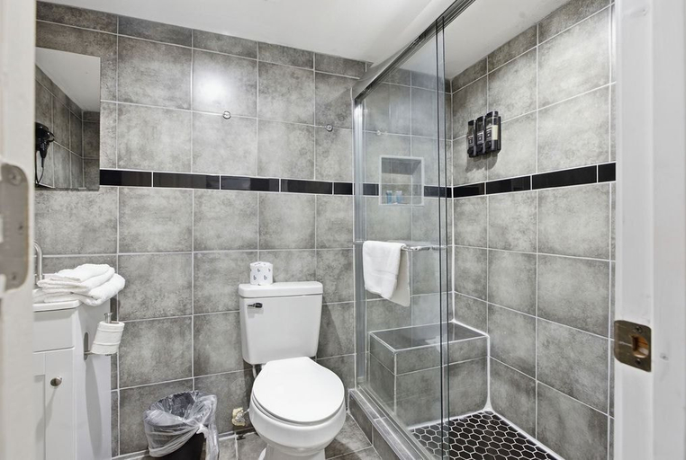 Bathroom 3, R Nite Star Hotel, Arlington