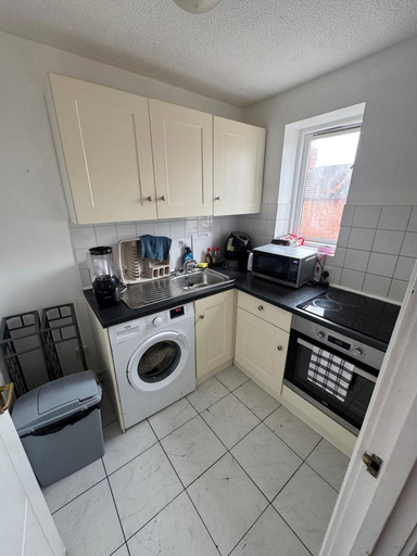 Laundry, Charming 1-bedroom Apartment in West Northamptonshire, Northamptonshire