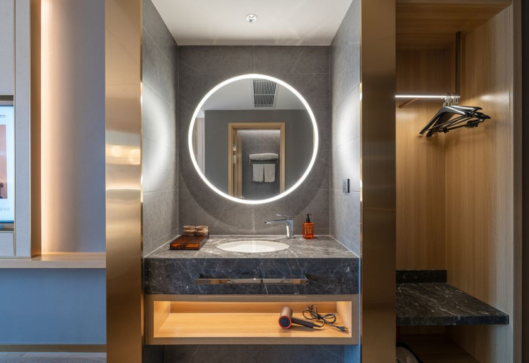 Bathroom 3, Orange Hotel Zhuhai Qinglv Middle Road Sun Moon Shell Seaview, Zhuhai