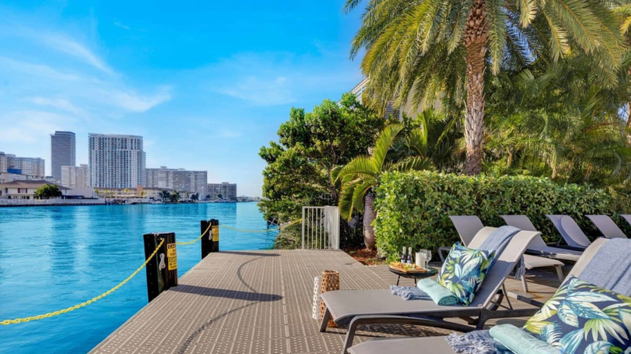 Room 3, Unique 2BR Apartment Gym Pool, Broward
