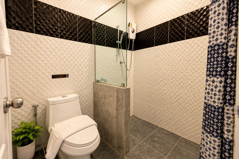 Bathroom 4, Paradise Land Resort, Pattaya