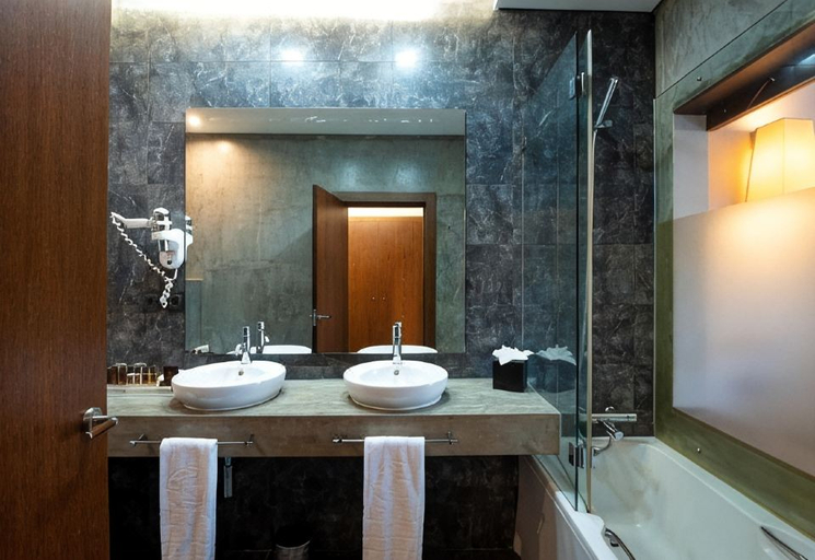 Bathroom 5, Vila Gale Collection Douro Hotel, Lamego