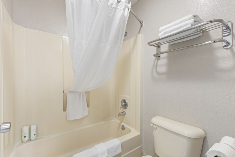 Bathroom 4, Quality Inn Crystal River, Citrus