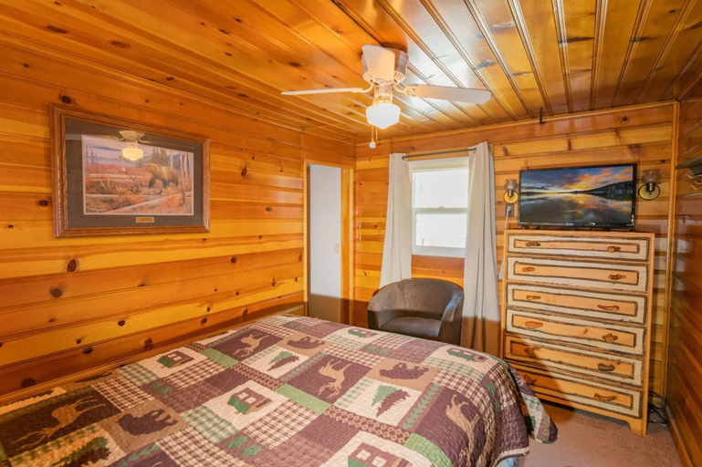 Bedroom 4, Pine Forest Cabin, San Bernardino