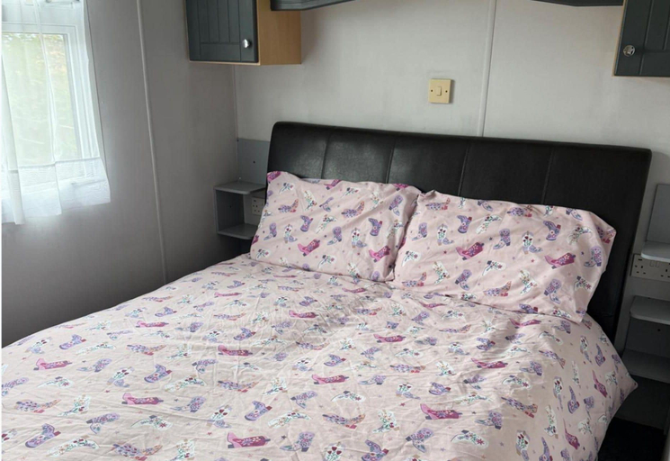 Room 5, Caravan Sleeps 6 With Indoor Pool on Site, Essex