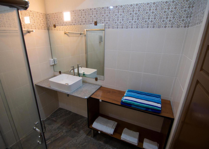 Bathroom 4, Leuchtturm Resort, Boljoon
