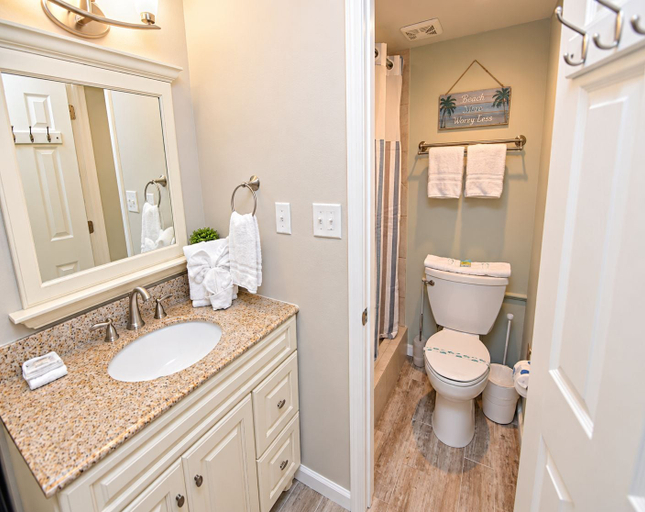 Bathroom 4, Gulf House, Baldwin