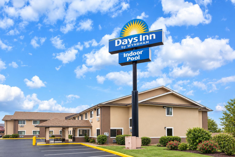 Exterior & Views 1, Days Inn by Wyndham Topeka, Shawnee