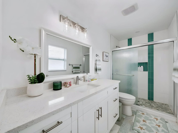 Room 4, Two-story 3BR With Pool Table and Private Yard, Pinellas