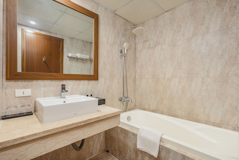 Bathroom 3, Central Phu Hung Hotel, Thanh Hóa City