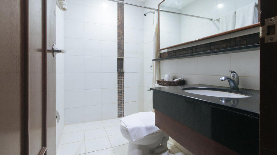 Bathroom 5, Bliss Hotel San Fernando Pampanga City, Bacolor
