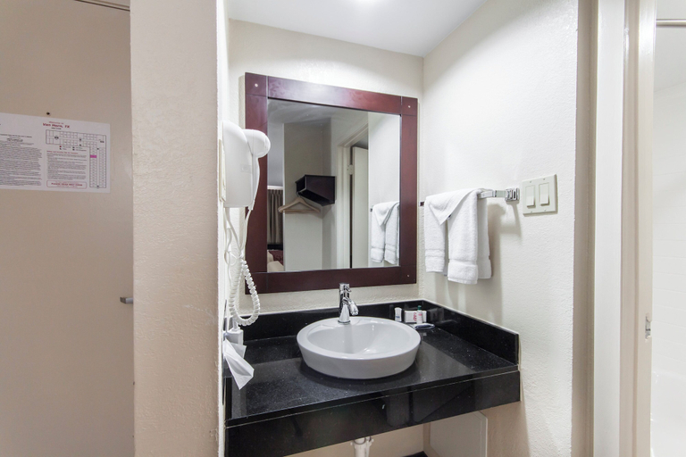 Bathroom 4, Red Roof Inn Van Horn, Culberson