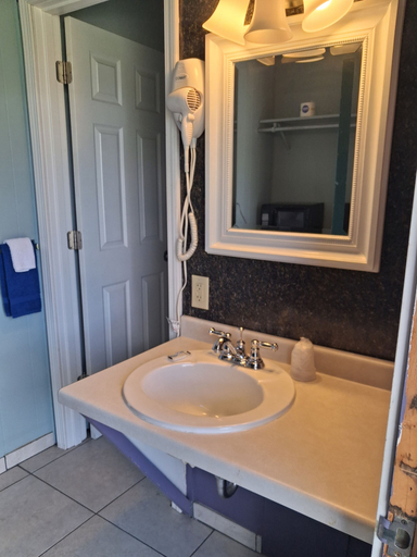 Bathroom 4, Northwoods Inn LLC, Carlton