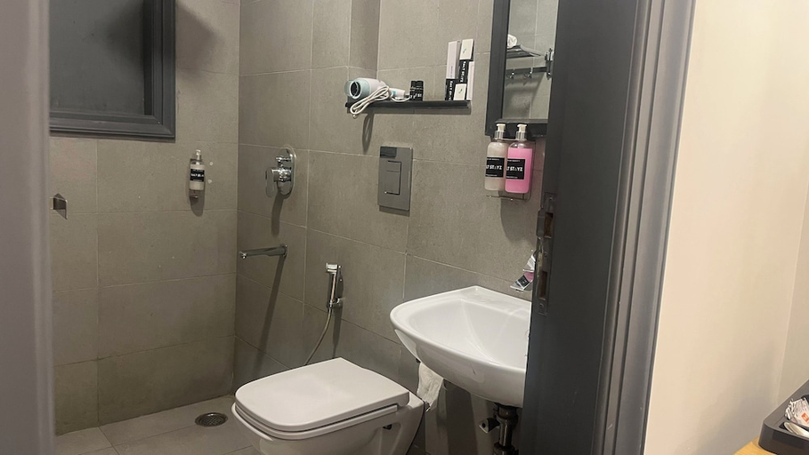 Bathroom 3, Saltstayz Express - Golf Course Road & DLF Phase-1, Gurgaon