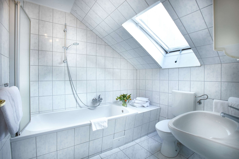 Bathroom 5, Hotel Liegeplatz 13 Kiel by Première Classe, Kiel