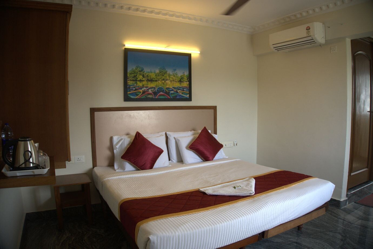 Room 2, Hotel Poptavern Townbridge, Thiruvananthapuram