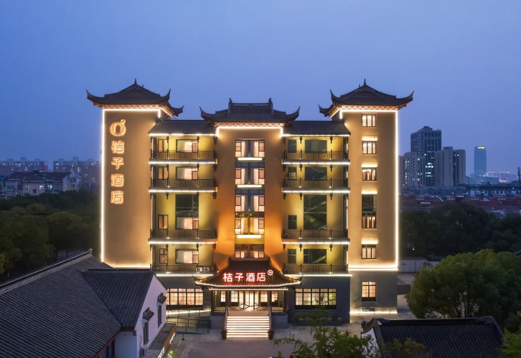 Exterior & Views