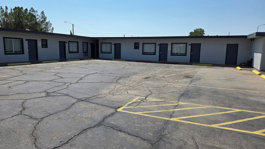 Property grounds, Flamingo Motel, El Paso