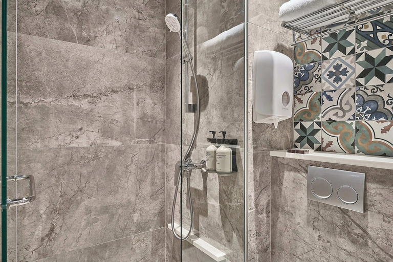Bathroom 5, Mercure ICON Singapore City Centre, Singapore