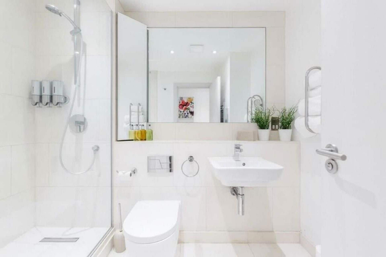 Bathroom 4, Apartment Sleeps 4 Near Windsor Castle, Slough