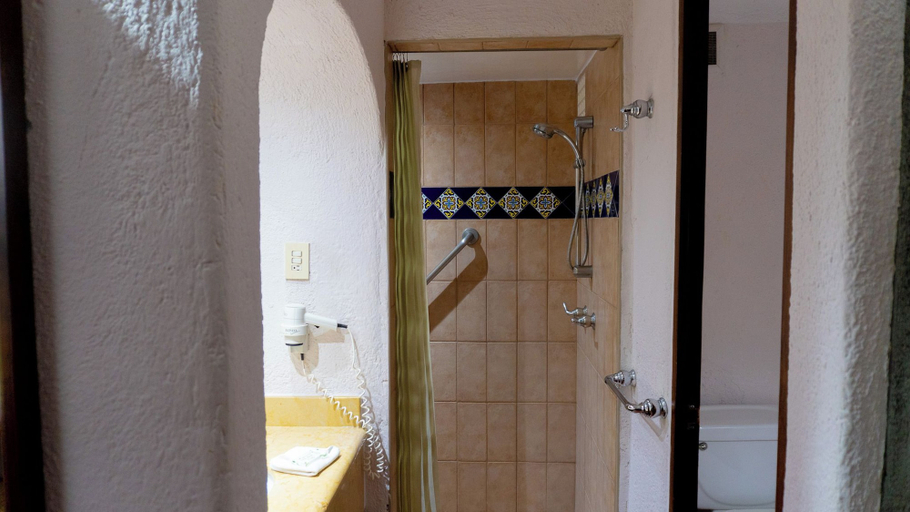 Bathroom 5, Villas Arqueologicas Teotihuacan, Temascalapa