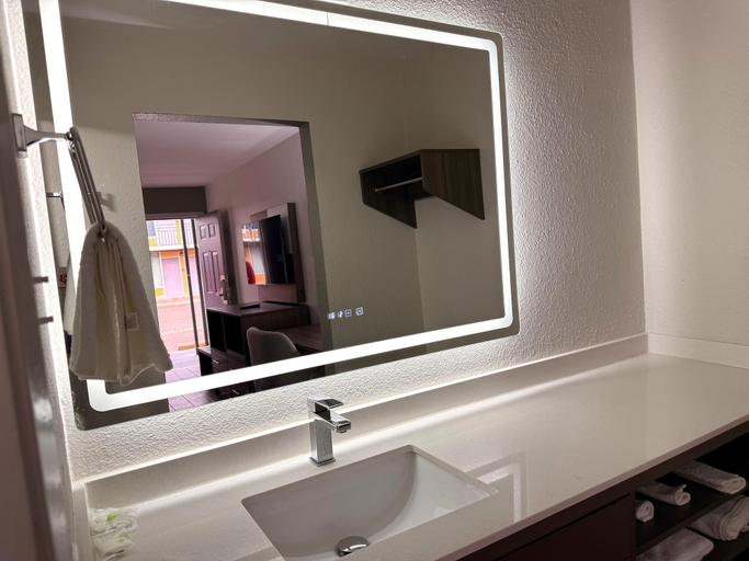 Bathroom 5, Americas Best Value Inn Laredo, Webb